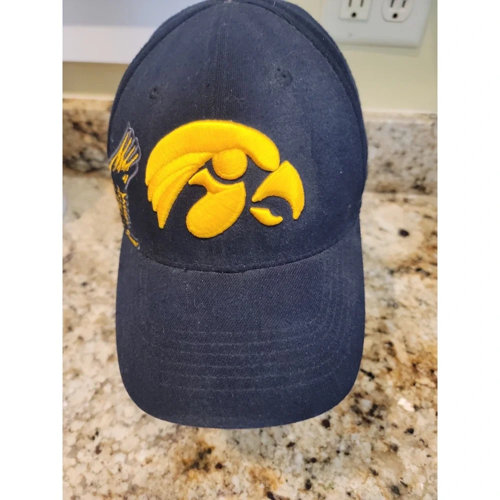 Iowa Hawkeyes Cap Black Fitted L XL Hat Herky The Hawk Mascot Top Of The World